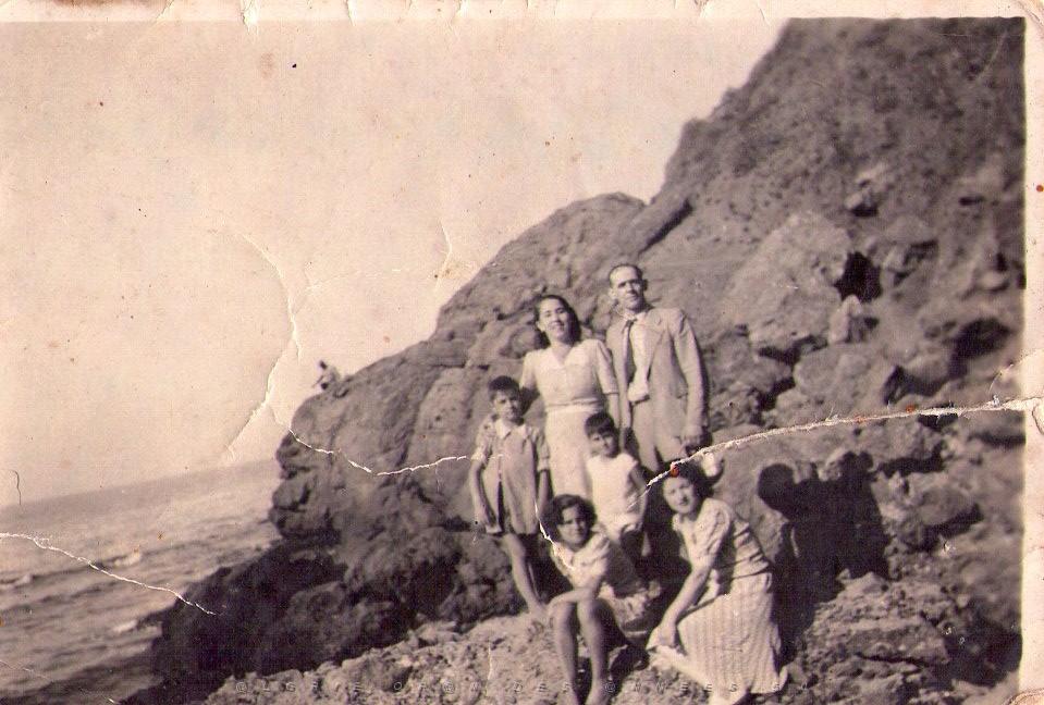 MON GRAND PERE SERRA a bouisseville  avec sa femme nénica ma mère en bas à gauche mon oncle didier et raymond et à droite inconnu.jpg